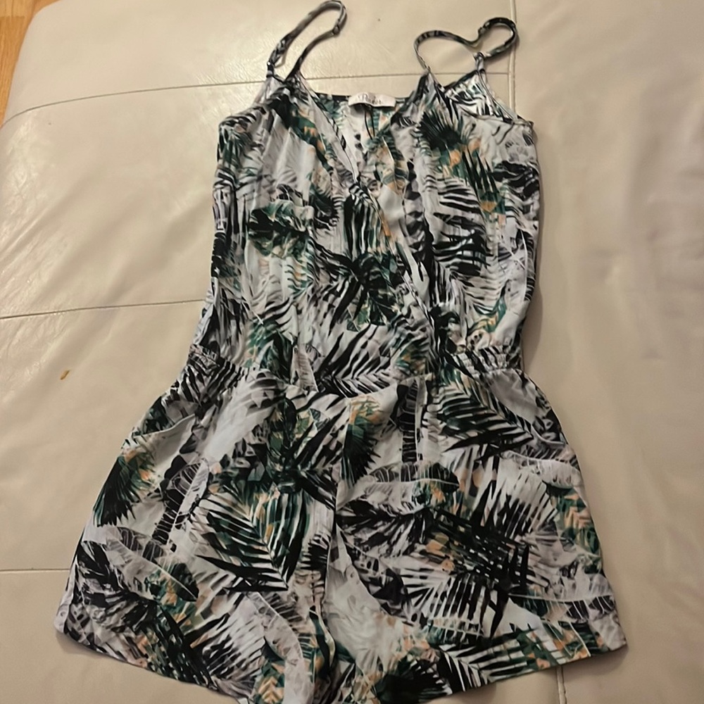 Parker 100% Silk Tropical Palm Print Pattern V-Neck Romper. NWT